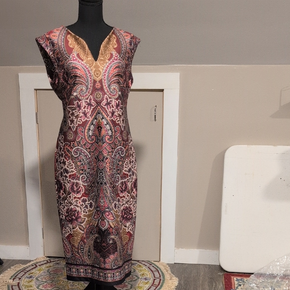 Elegant Paisley Midi Dress in Burgundy and Gold